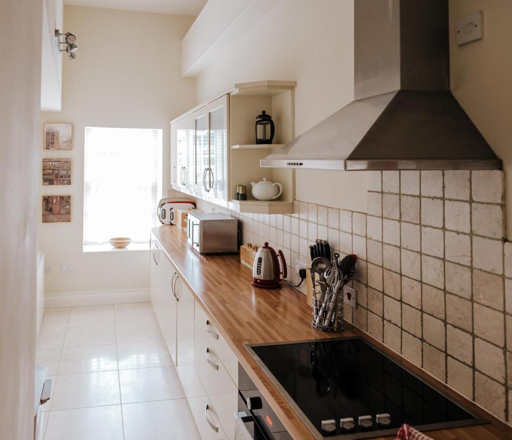 Manor Court Apartment เพนแซนซ์ ภายนอก รูปภาพ