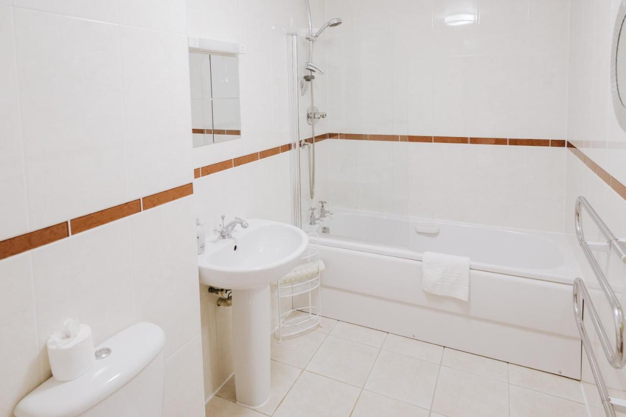 Manor Court Apartment เพนแซนซ์ ภายนอก รูปภาพ